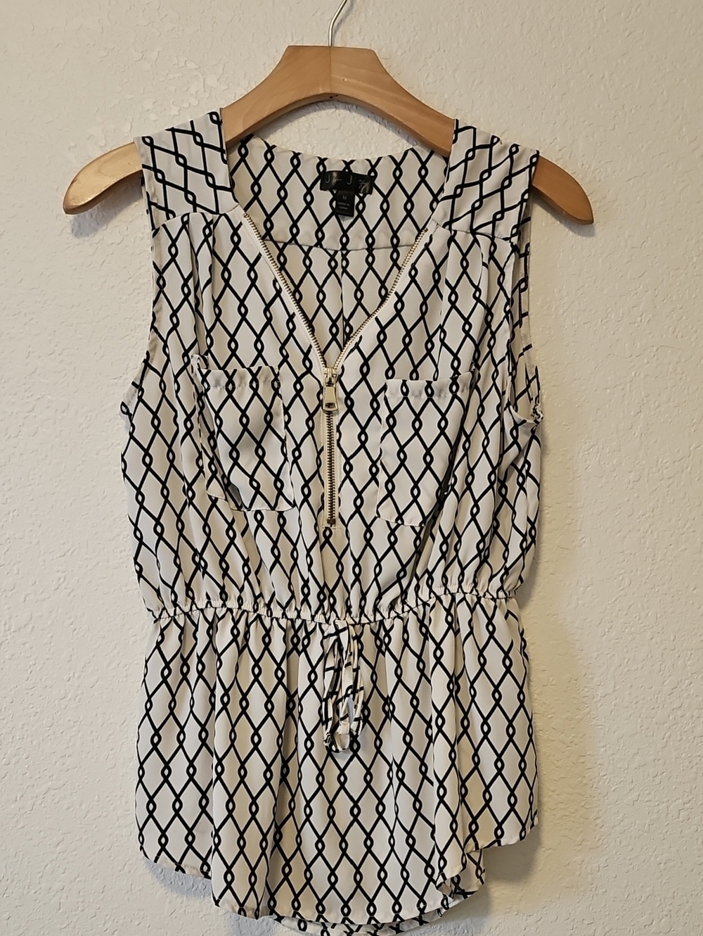 Black & White Geometric Zip-Front Sleeveless Blouse